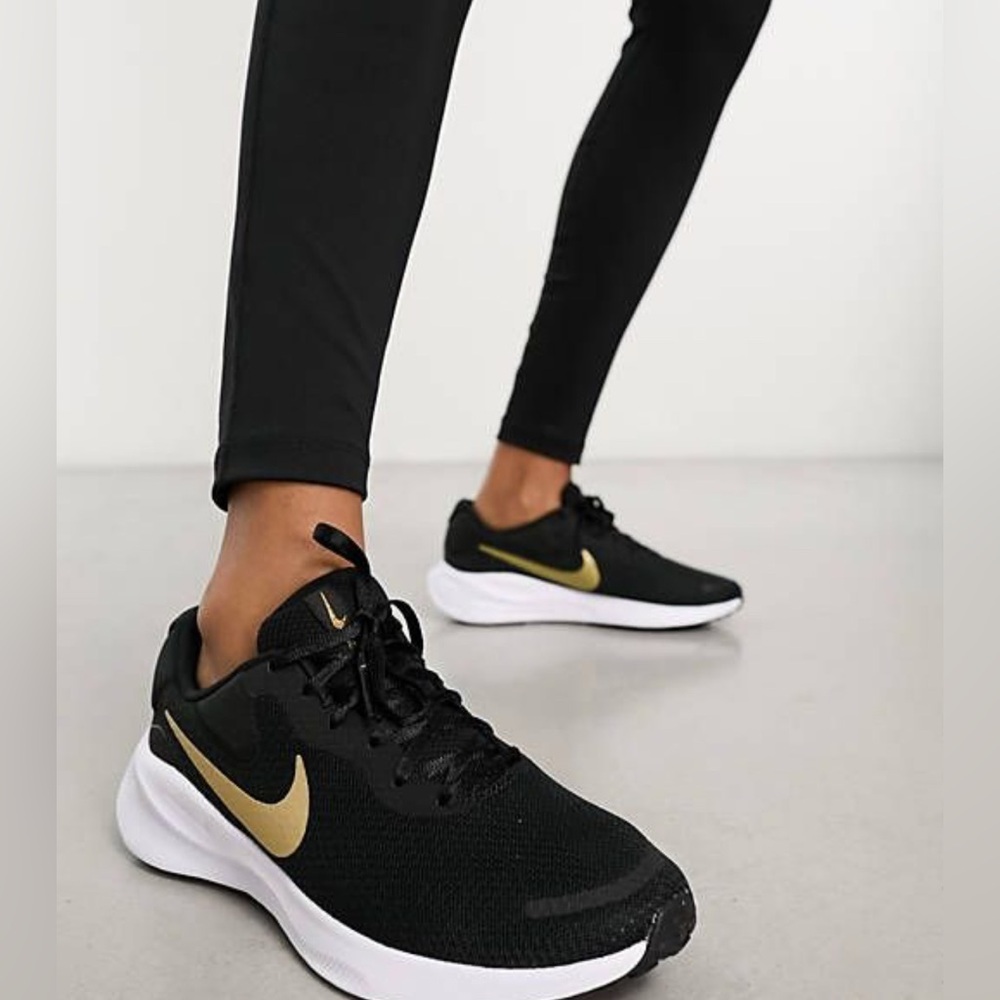 🌌🌕Nike Black and Gold Athletic Sneakers - Picture 3 of 3